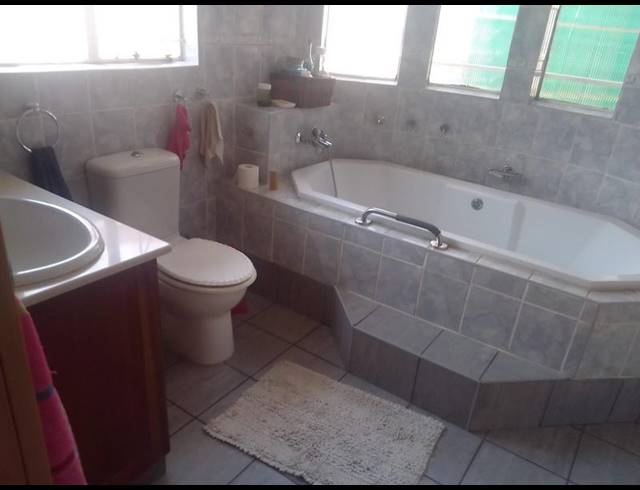 4 BEDROOM HOUSE FOR SALE IN CASTLEVIEW